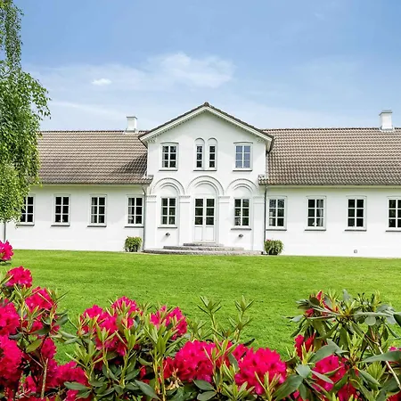 Spacious House With For Relaxation And Play *