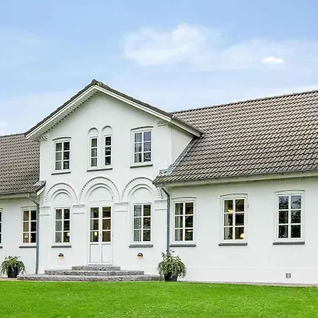 Spacious House With For Relaxation And Play *